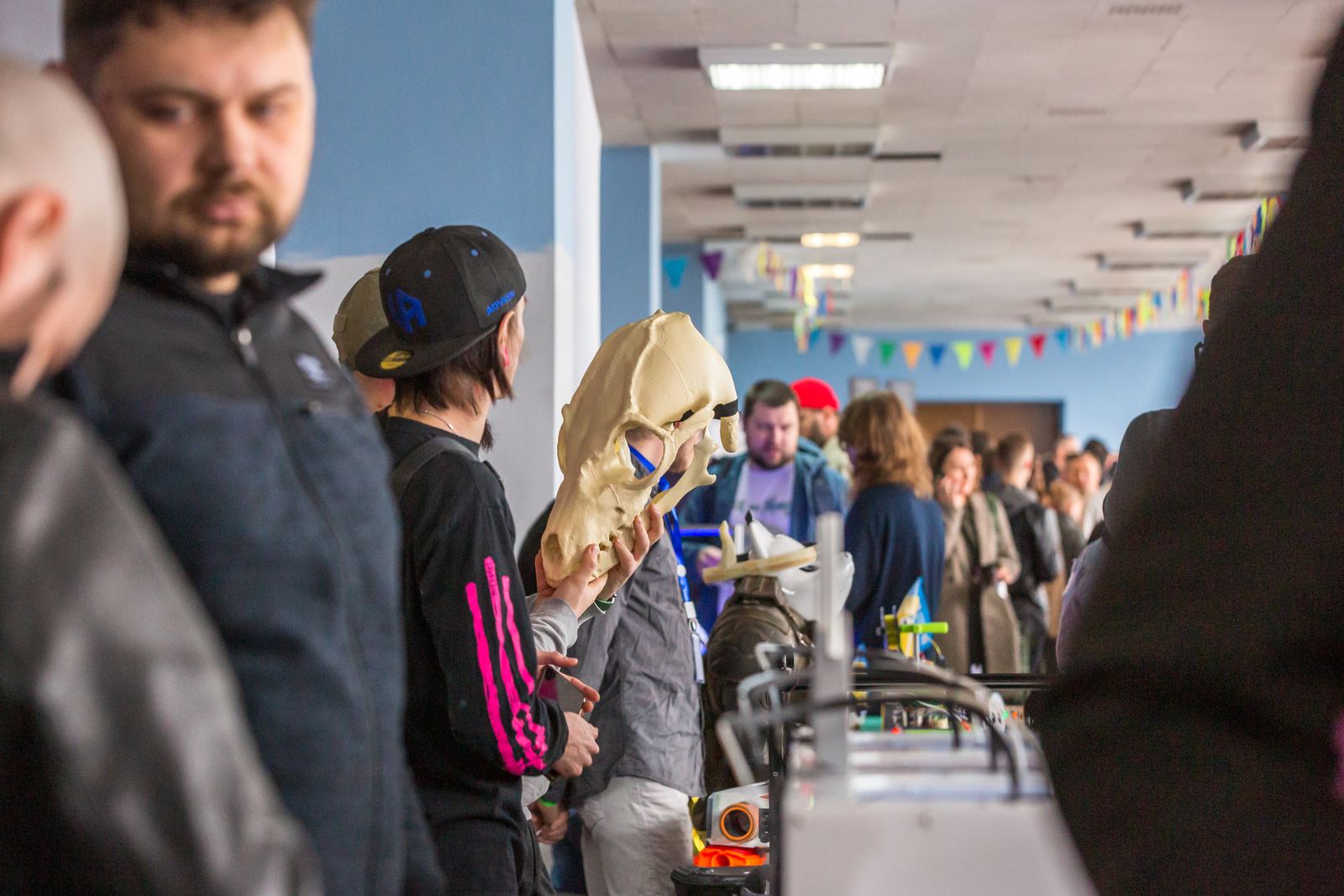Відвідувачі в коридорі між стендами фестивалю