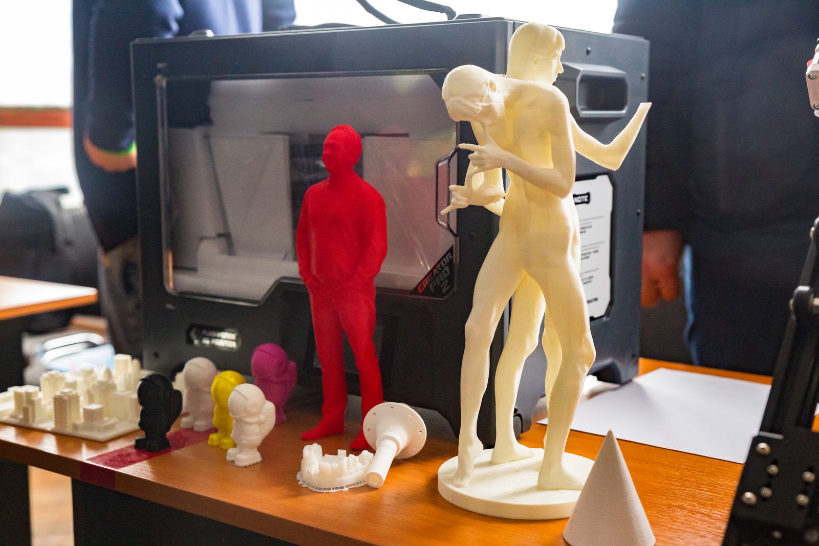 3D-принтер і надруковані фігури на стенді учасника